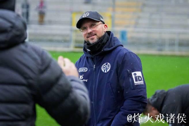 美因茨官宣主帅亨里克森离任，球队仅积6分排名靠后