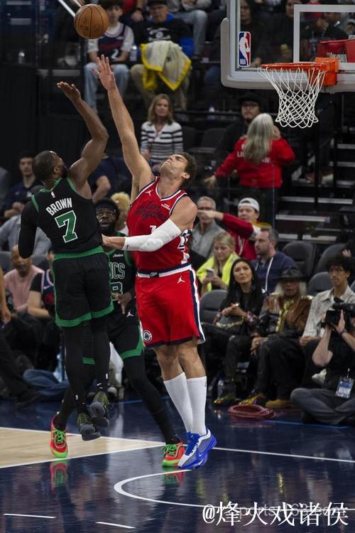 布朗狂砍50+5怀特贡献29+7 凯尔特人终结快船6连胜之路